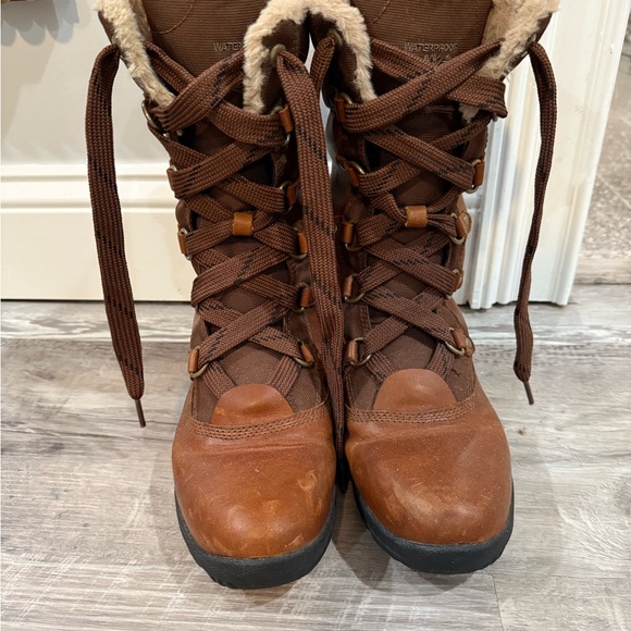Timberland Women's Brown waterproof Boots size 9 - Picture 2 of 9